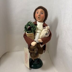 Byers Choice WILLIAMSBURG Colonial Caroler Boy with topiary/Bird Cage/Sack Tags